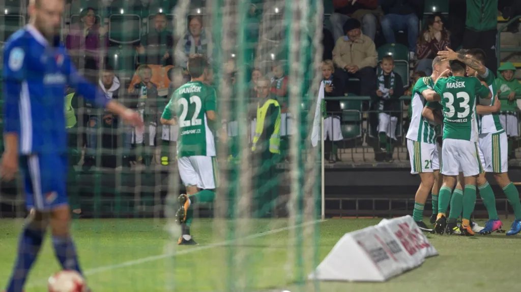 Fotbalisté Bohemians 1905 (vpravo) se radují z gólu