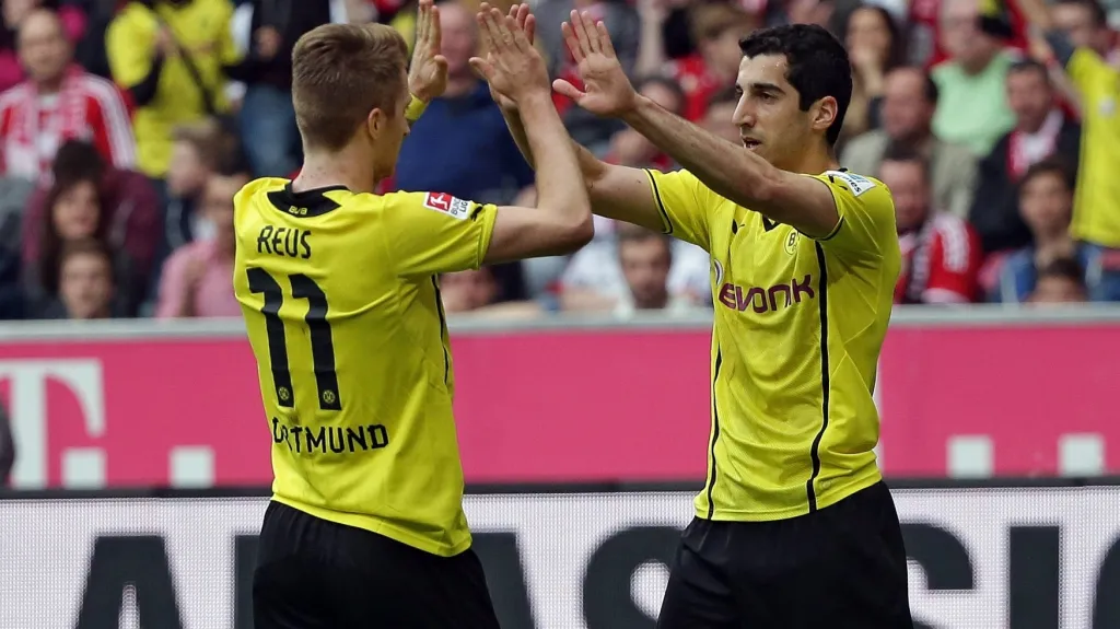 Hráči Borussie slaví vítězství nad Bayernem