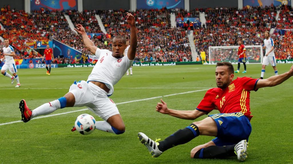 Gebre Selassie a Alba v souboji o míč