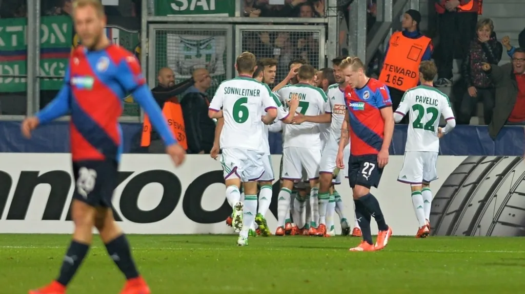 Zklamaní fotbalisté Plzně v utkání s Rapidem