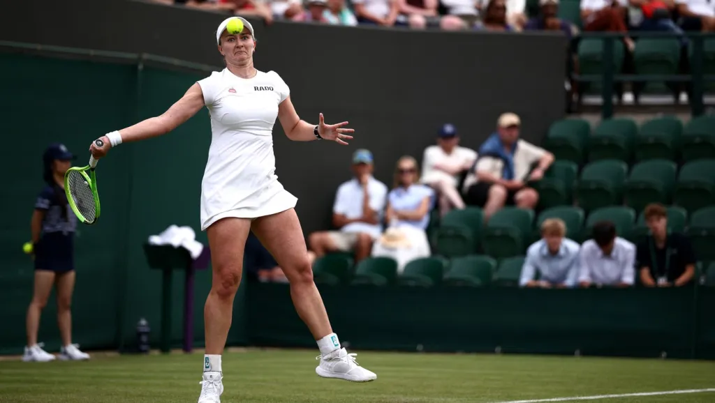 Barbora Krejčíková v zápase s Hannah Klugmanovou