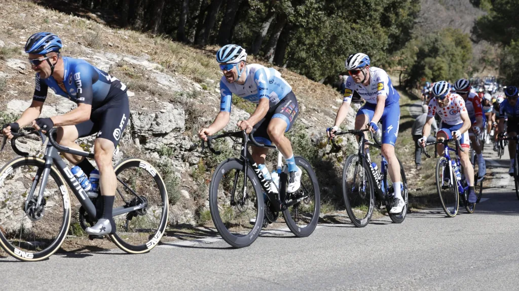 Victor Campenaerts z týmu NTT vede peloton