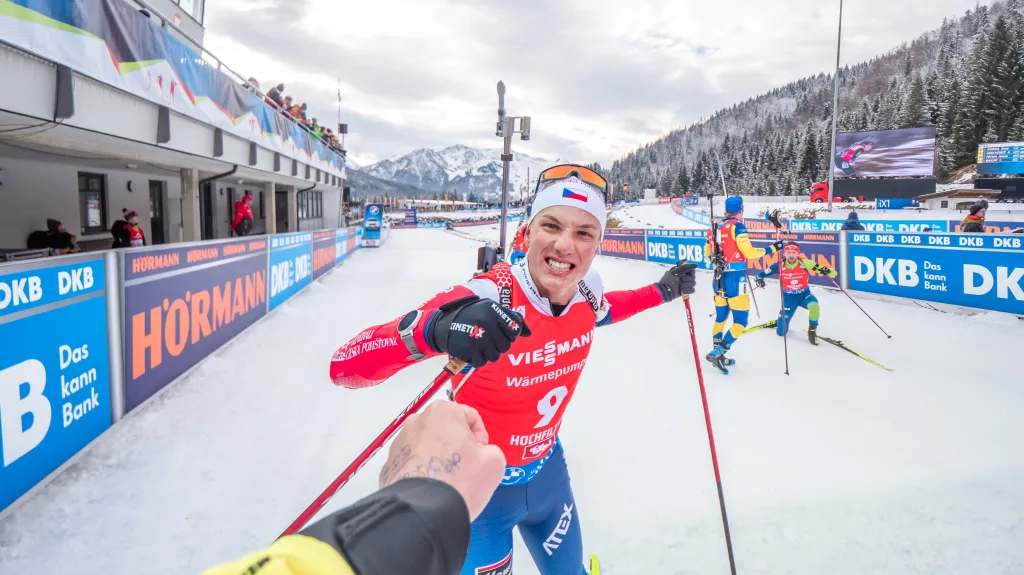 Jakub Štvrtecký v cíli sprintu v Hochfilzenu