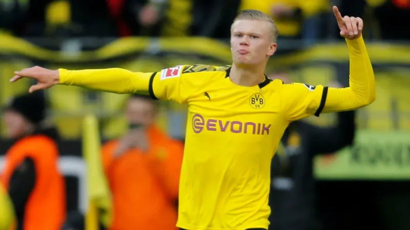 Erling Braut Haaland z Dortmundu se raduje z gólu