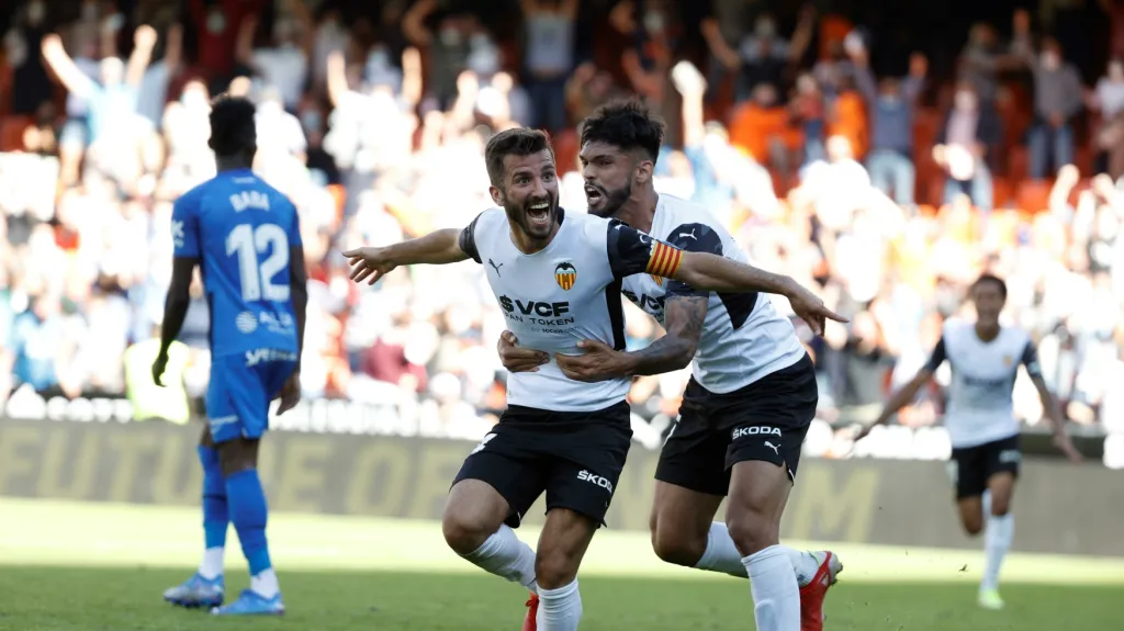 Fotbalisté Valencie se radují z gólu
