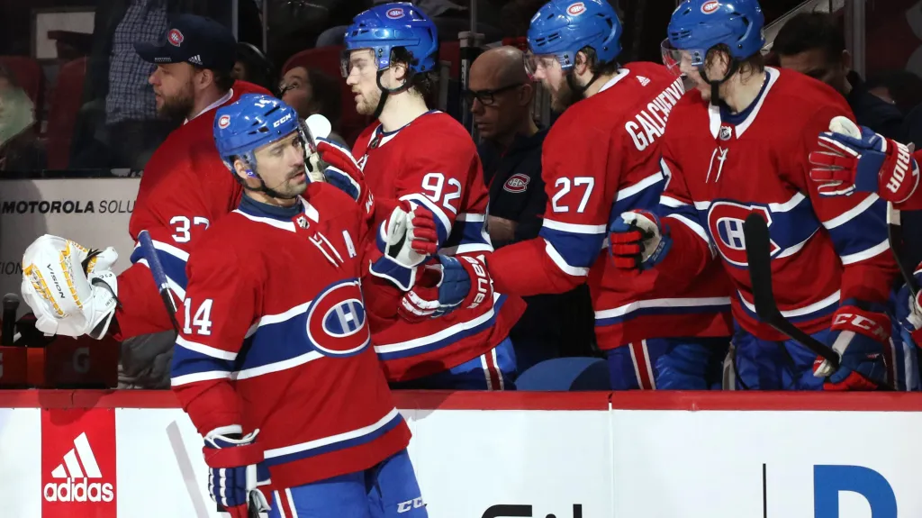 Tomáš Plekanec slaví se spoluhráči z Montrealu gól