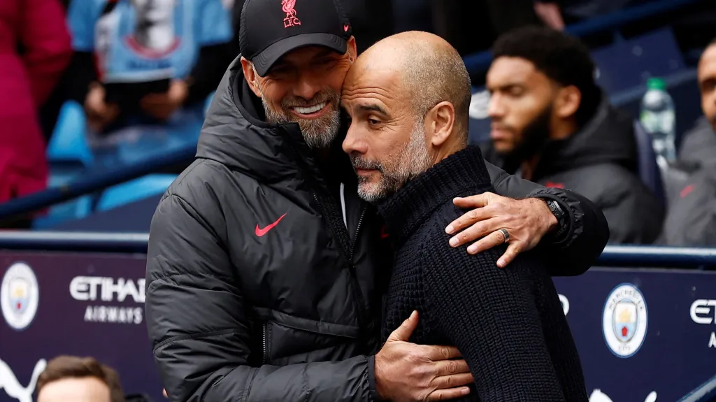 Pep Guardiola v objetí s Jürgenem Kloppem