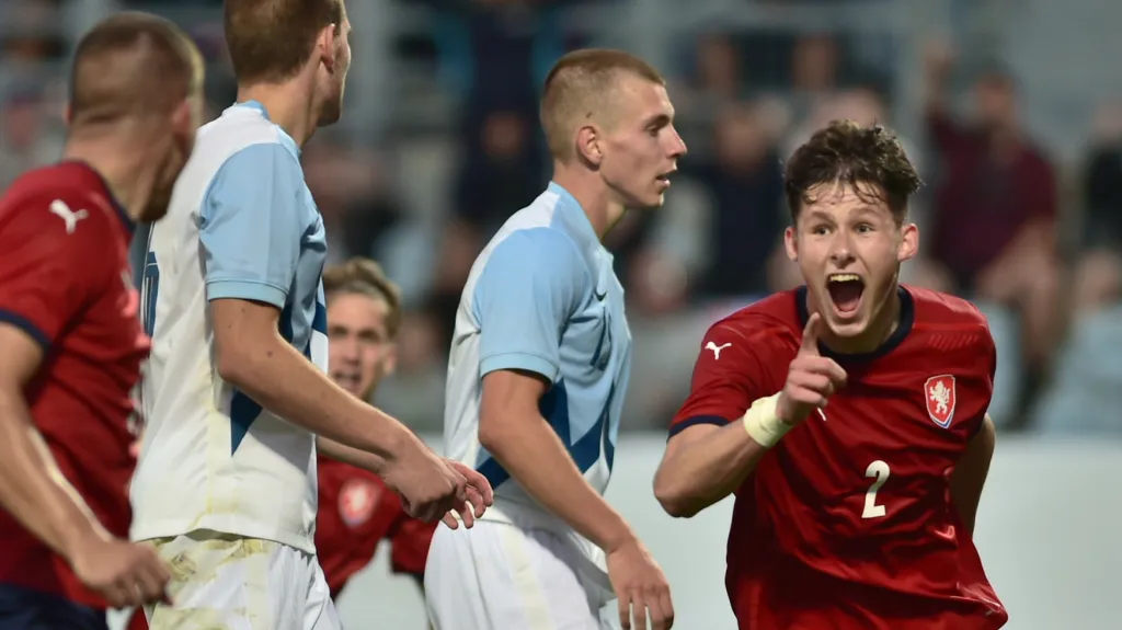 Martin Vitík (vpravo) oslavuje gól v síti Slovinska
