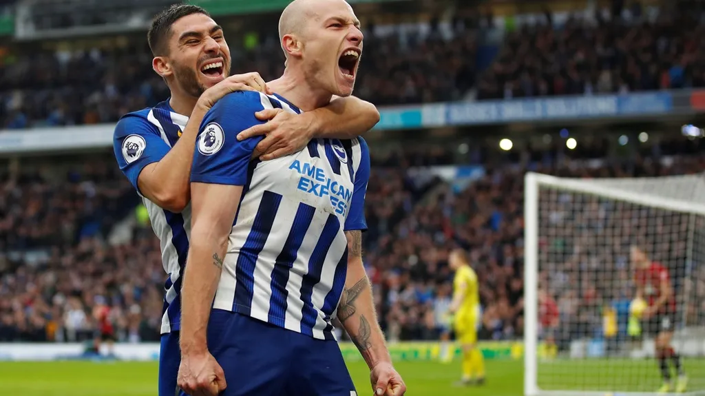 Fotbalisté Brightonu se radují z gólu v utkání Premier League