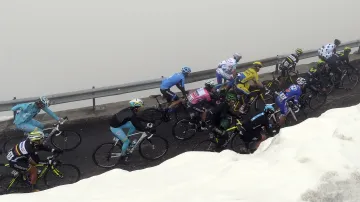 Giro d'Italia mezi sněhovými hrázemi