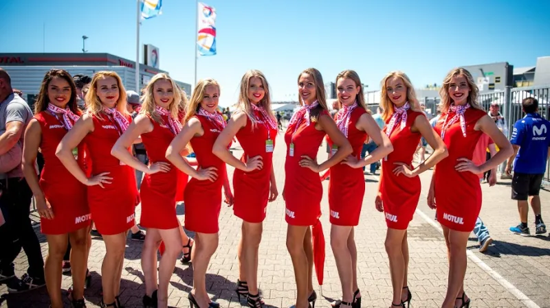 Hostesky v paddocku v Assenu