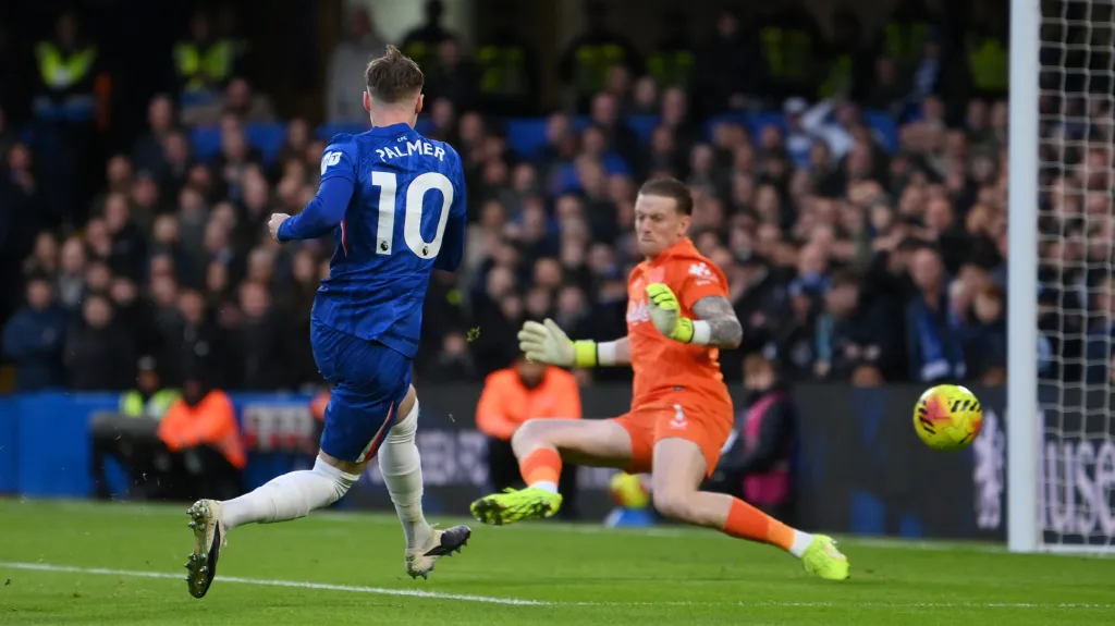Opora Chelsea Cole Palmer skóruje proti Evertonu
