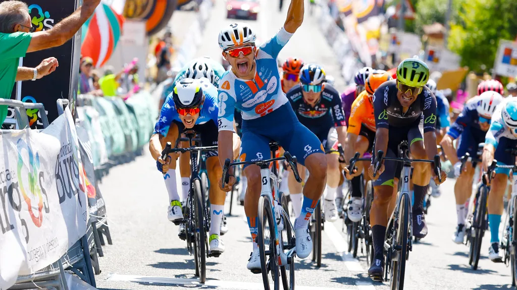 Pavel Bittner se raduje z etapového vítězství v závodě Kolem Burgosu