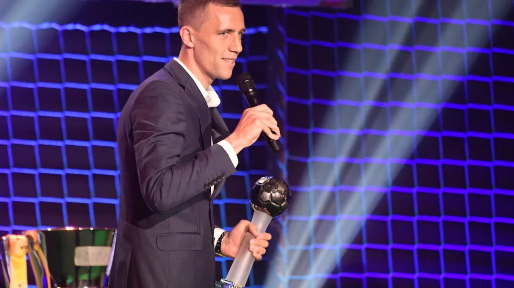 Záložník Slavie Tomáš Souček s oceněním pro nejlepšího hráče ligy