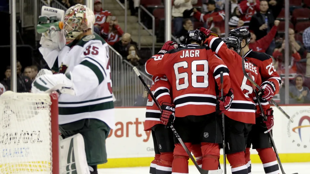Jágr slaví se spoluhráči