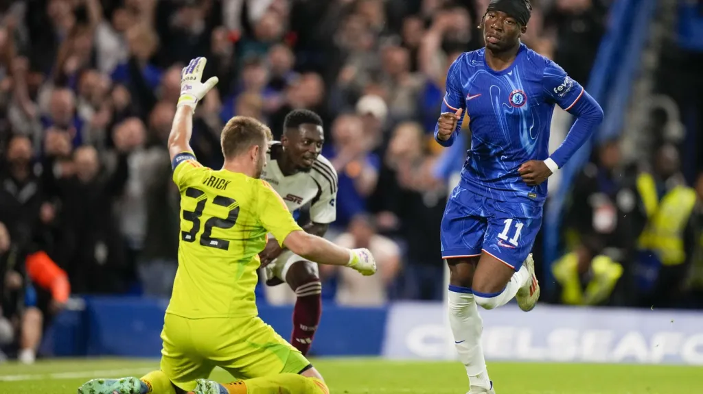 Noni Madueke z Chelsea dává gól Servette Ženevě