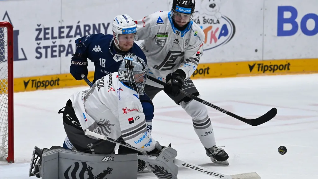 Karlovarský brankář Dominik Frodl čelí šanci Komety Brno