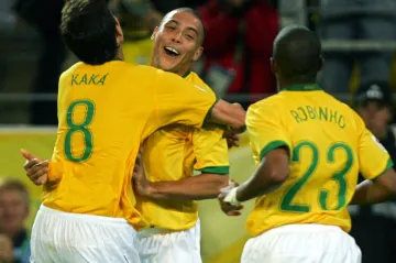 Kaká v objetí s Ronaldem