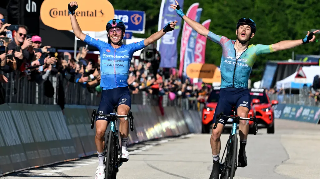 Christian Scaroni a Lorenzo Fortunato projíždějí společně cílem 16. etapy Gira