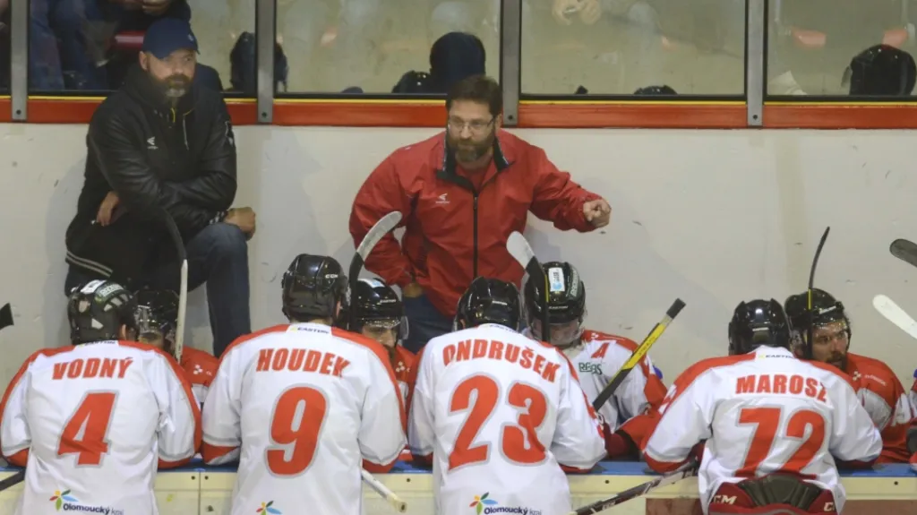 Pohled na střídačku Olomouce: Uprostřed trenér Petr Fiala, vlevo jeho asistent Jiří Dopita