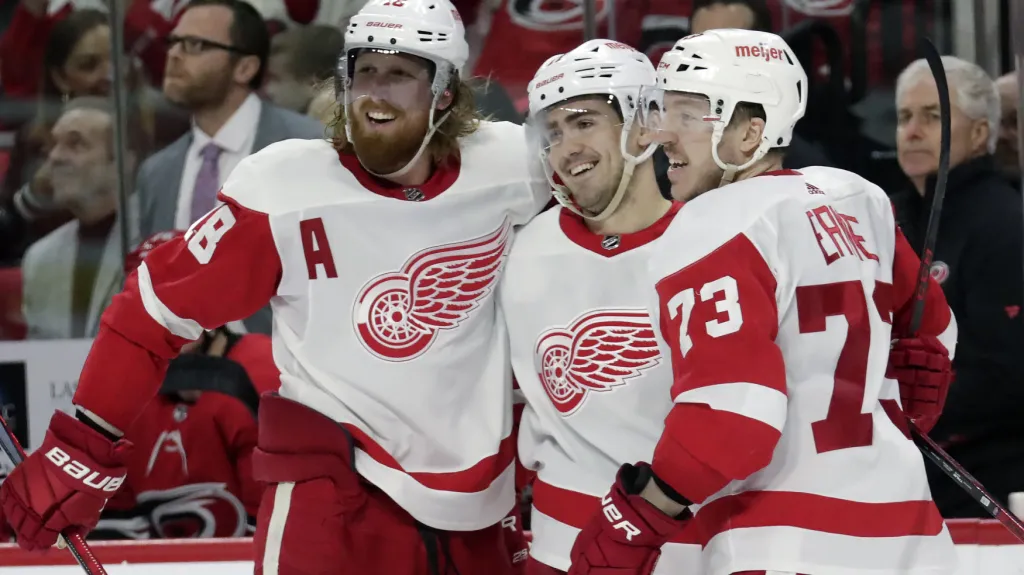 Filip Zadina (uprostřed) slaví se spoluhráči z Detroit Red Wings