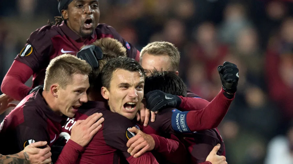 Fotbalisté pražské Sparty slaví gól do sítě Hapoelu Beer Ševa