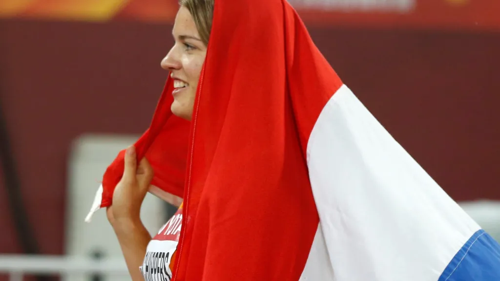 Dafne Schippersová zabalená v nizozemské vlajce