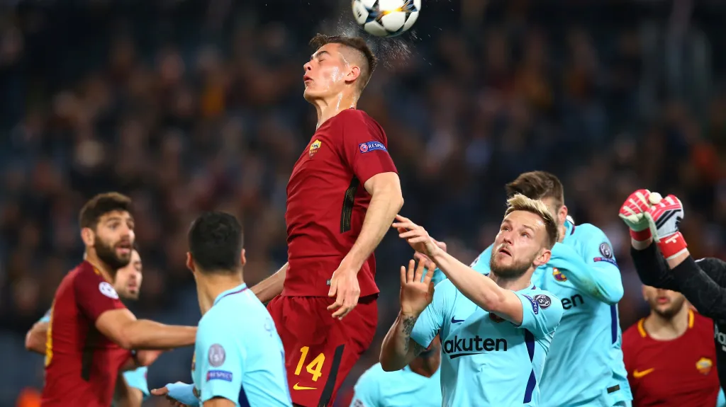 Patrik Schick z AS Řím hlavičkuje v duelu s Barcelonou