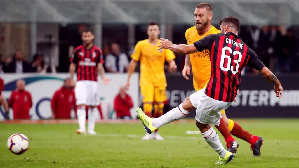 Patrick Cutrone střílí vítězný gól do sítě AS Řím