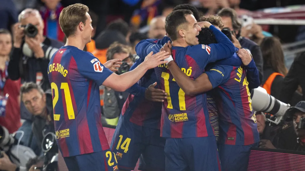Hráči Barcelony slaví branku