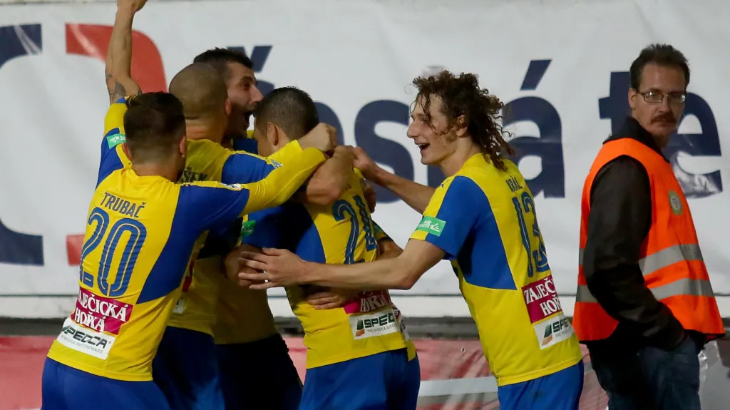 Fotbalisté Teplic slaví vstřelený gól