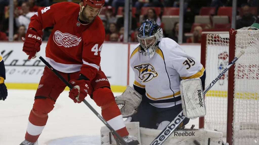 Marek Mazanec v brance Nashvillu v utkání s Detroitem