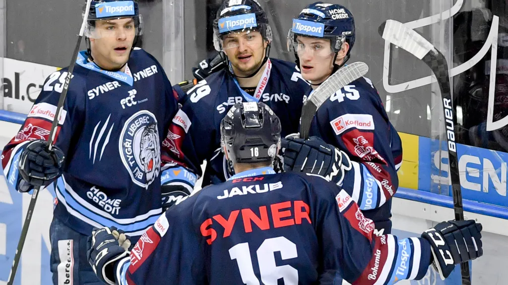 Libor Hudáček slaví gól se spoluhráči