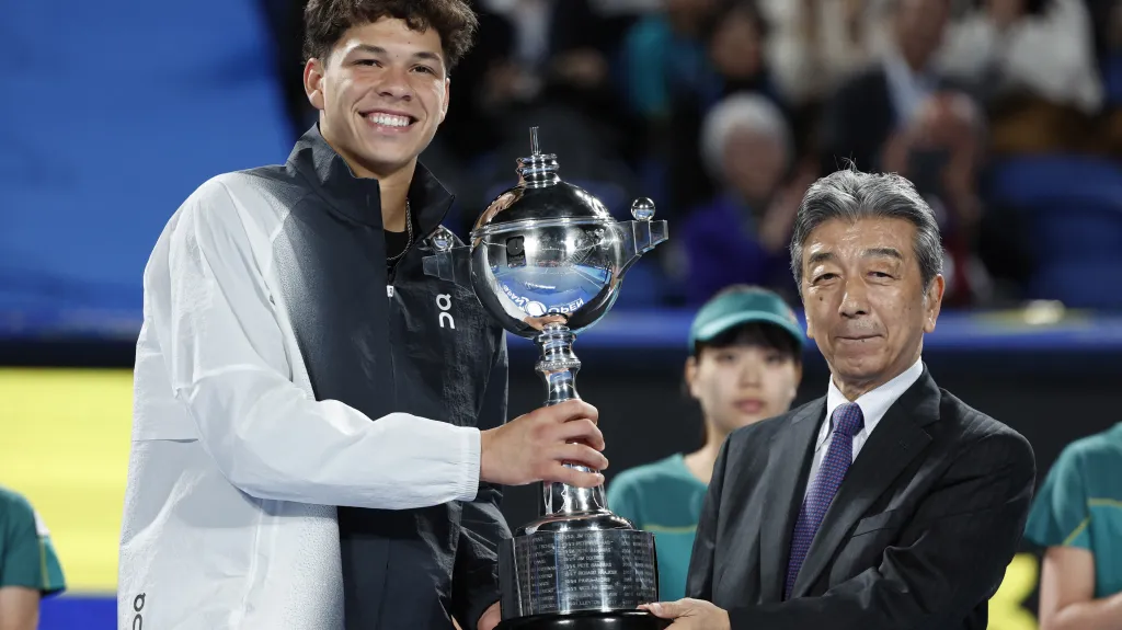 Ben Shelton s trofejí pro vítěze turnaje ATP v Tokiu