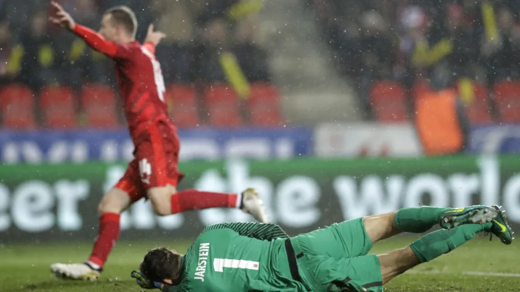 Michael Krmenčík se raduje z gólu v síti norského brankáře Rune Jarsteina