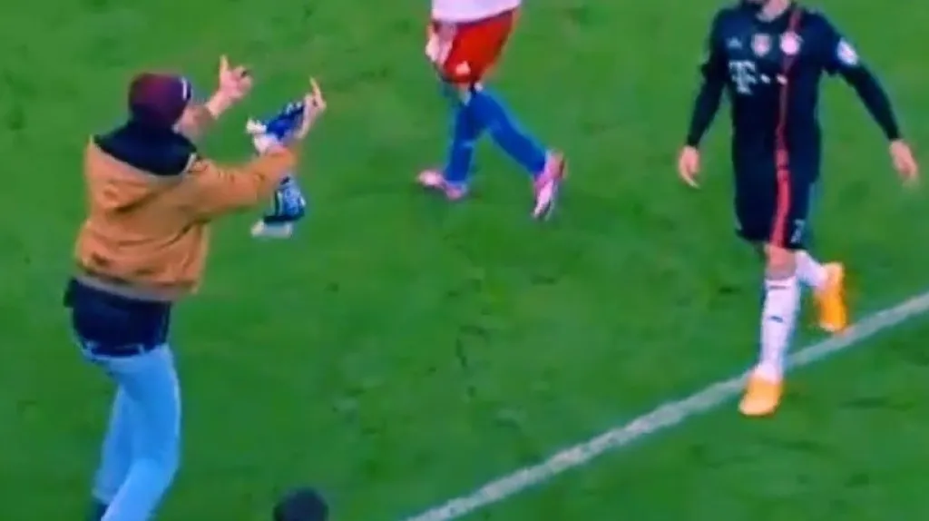 Fanoušek Hamburku provokoval Ribéryho v zápase Německého poháru