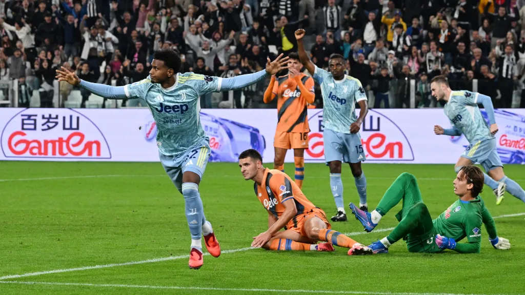 Juan Cabal z Juventusu dává gól