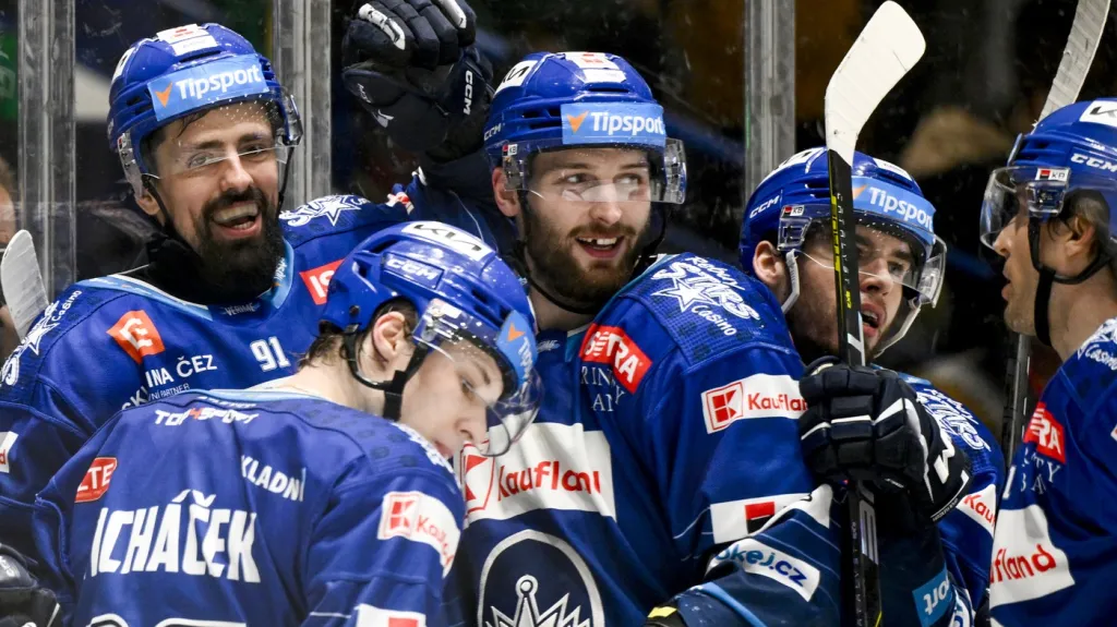 Richard Jarůšek (vlevo) se raduje se spoluhráči z Kladna