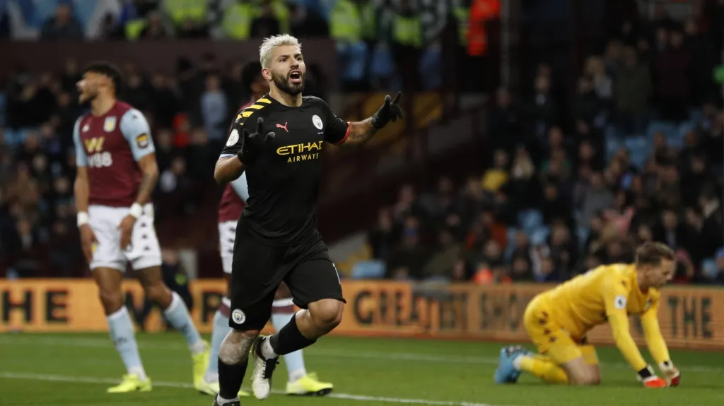 Sergio Agüero z Manchester City se raduje z gólu v utkání Premier League
