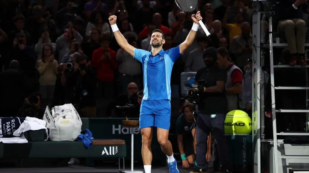 Novak Djokovič se raduje z triumfu na turnaji v Paříži
