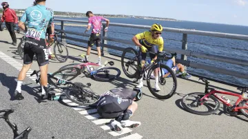 Spadl také Yves Lampaert. Přestože se ještě do hlavního pole vrátil, žlutý dres mu sebral krajan Wout van Aert