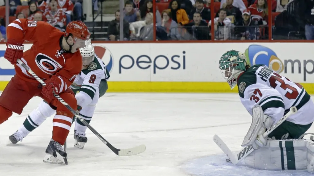 Jiří Tlustý skóruje v utkání s Minnesotou