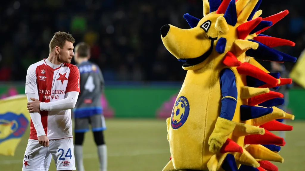 Muris Mešanovič ze Slavie a jihlavský maskot