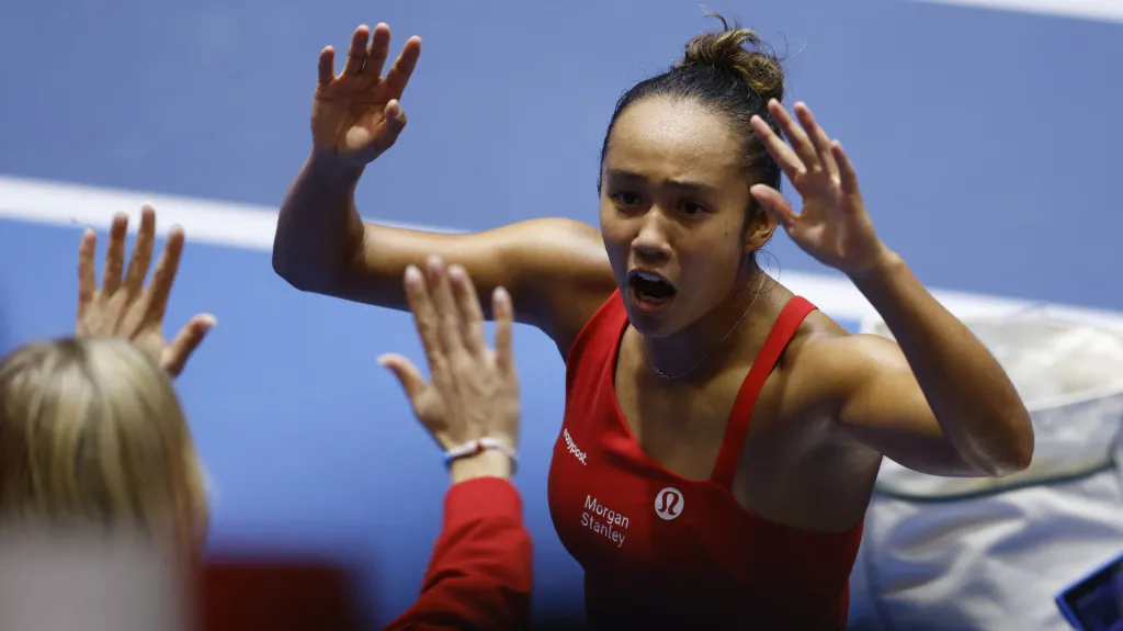 Kanaďanka Leylah Fernandezová se raduje z vítězství