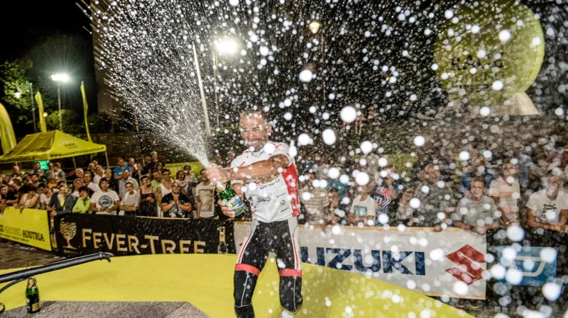 Sváťa Božák v cíli cyklistiského ultramaratonu Race Around Austria Extreme