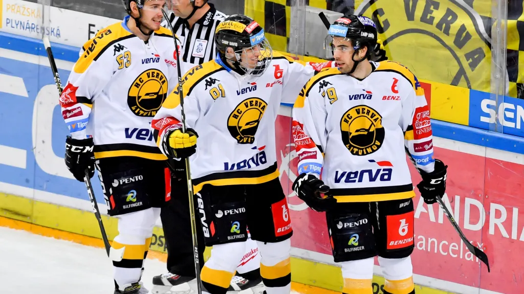 Hokejisté Litvínova se radují z gólu Martina Hanzla