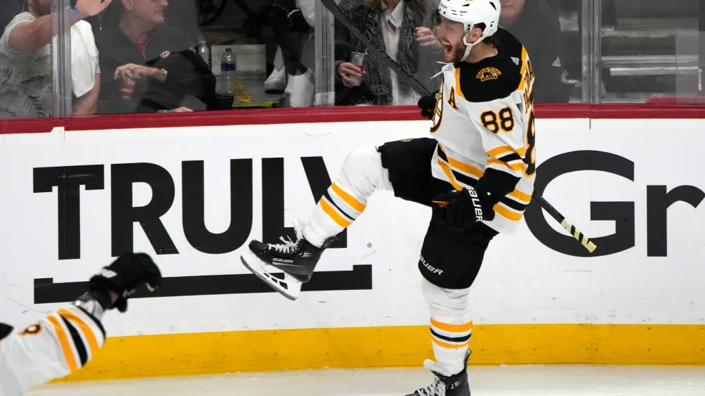 David Pastrňák se raduje z gólu proti Floridě