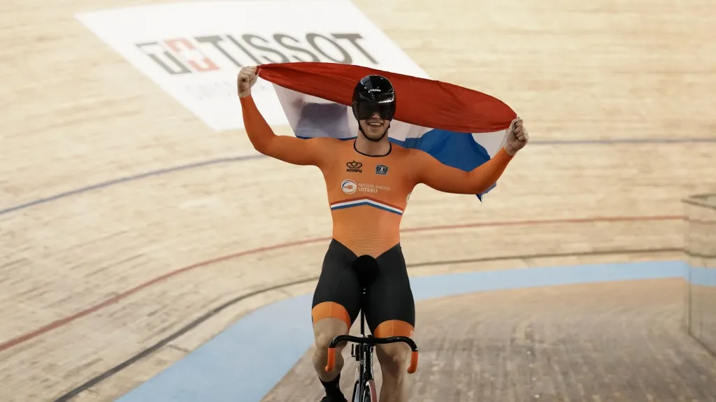 Nizozemec Harrie Lavreysen se raduje z mistrovského titulu