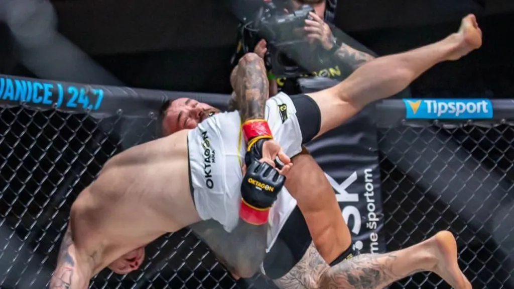 MMA bojovník Karlos Vémola v duelu s Michalem Pasternakem ve Frankfurtu