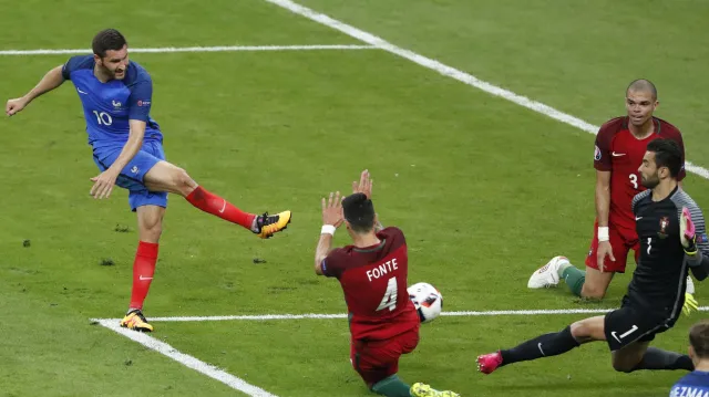 Moment v utkání Portugalsko - Francie: Gignac trefil v nastavení tyč